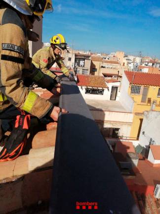 $!Dos bomberos sacando la plancha metálica potencialmente peligrosa. FOTO: Bombers