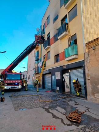 Bombers trabajando en un incendio en una imagen de archivo. Foto: Bombers de la Generalitat