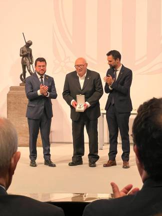 Eduard Boada, amb la Medalla al treball Francesc Macià, entre el president de la Generalitat, Pere Aragonès, i el conseller d’Empresa, Roger Torrent, divendres passat a Barcelona. Foto: Sofia Amoya