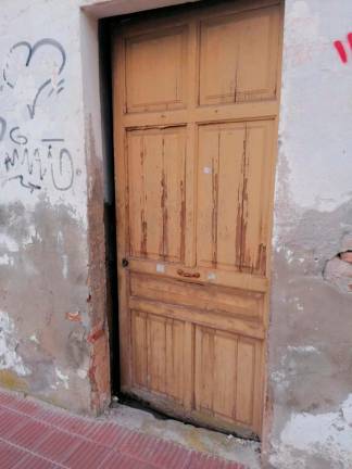 La puerta de la antigua cooperativa estaba entreabierta, tras haberse forzado la cerradura. FOTO: cedida