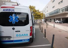 Una ambulancia del transporte sanitario no urgente, esta semana en el complejo hospitalario del Joan XXIII. Foto: Àngel Ullate