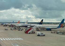 Imagen de los aviones en la pista del Aeropuerto de Reus. Foto: AENA