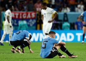 Jugadores de Uruguay reaccionan al final de un partido de la fase de grupos del Mundial de Fútbol Qatar 2022 entre Ghana y Uruguay en el estadio Al-Janoub, en Al-Wakrah (Catar). EFE/Rodrigo Jiménez