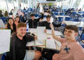 Por fin de vacaciones. Un grupo de estudiantes esta mañana en la cafetería del Campus Catalunya tras terminar las pruebas. Foto: Pere Ferré