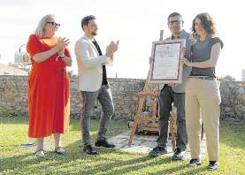 Los hijos de Boada han recogido la distinción, de la mano del alcalde Viñuales. Foto: Àngel Ullate
