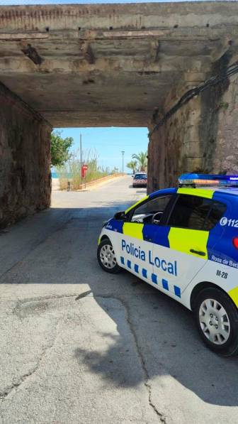 Un coche de la Policía Local de Roda de Berà y, de fondo, uno de los Mossos d’Esquadra, en el lugar donde ha aparecido el paquete. Foto: DT Un coche de la Policía Local de Roda de Berà y, de fondo, uno de los Mossos d’Esquadra, en el lugar donde ha aparecido el paquete. Foto: DT