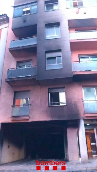 La fachada del edificio ha quedado ennegrecida. La fachada del edificio ha quedado ennegrecida.