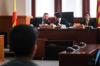 El acusado justo antes del juicio con los magistrados del tribunal. Foto: Jordi Borràs / ACN