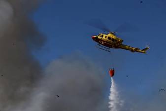 Un medio aéreo trabaja en el incendio. Foto: EFE