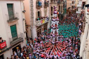 Aleta del 4 de 8 amb pilar descarregat per la Colla Jove Xiquets de Tarragona a la tercera ronda de la diada castellera de l’Arboç. Foto: ACN