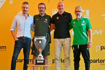 Los entrenadores Ferran López, Edu Castro, Jordi Garcia y Juan Copa posaron junto a la Supercopa de España. foto: Alfredo González