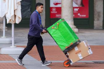 El sector servicios continúa siendo el que más volumen de trabajadores acumula. Foto: EFE
