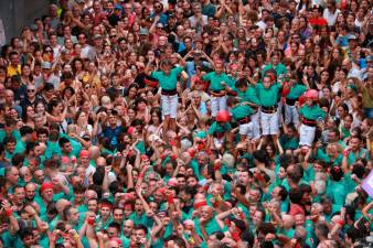 Celebració dels Castellers de Vilafranca després de descarregar el 3 de 10 amb folre i manilles a la segona ronda de la diada castellera de l’Arboç. Foto: ACN