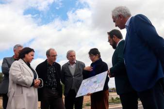 La directora d’Incasòl explicant el projecte d’urbanització al polígon industrial de Valls, acompanyada del conseller de Territori i altres autoritats. Foto: ACN