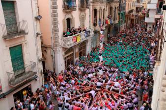 Aleta del 4 de 8 amb pilar descarregat per la Colla Jove Xiquets de Tarragona en la tercera ronda de la diada castellera de l’Arboç. Foto: ACN
