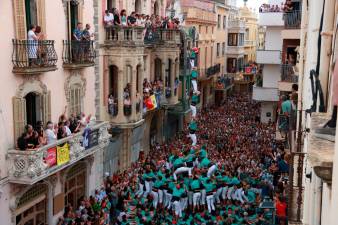 Aleta del 4 de 9 amb folre i pilar dels Castellers de Vilafranca que han descarregat en la primera ronda de la diada castellera de l’Arboç. Foto: ACN