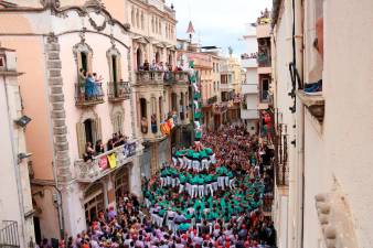 Els Castellers de Vilafranca han descarregat el pilar de 8 a la diada de l’Arboç. Foto: ACN