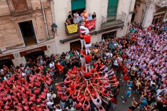 Aleta del 2 de 6 descarregat pels Minyons de l’Arboç en la segona ronda de la diada castellera de l’Arboç. Foto: ACN