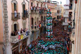 Aleta del 4 de 9 amb folre i pilar dels Castellers de Vilafranca descarregat en la primera ronda de la diada castellera de l’Arboç. Foto: ACN