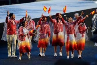 La tarraconense Elia Canales (izquierda), participó en la inauguración con el equipo español. Foto: efe