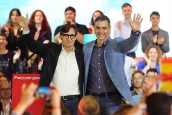 El presidente del Gobierno, Pedro Sánchez, y el candidato del PSC a la presidencia de la Generalitat, Salvador Illa, durante un acto político del PSOE este sábado en el Palau de Congressos de Catalunya, en Barcelona. Foto: EFE