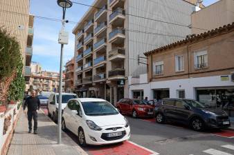 Las cámaras controlarán la entrada y salida de los vehículos por toda la calle. foto: alba mariné