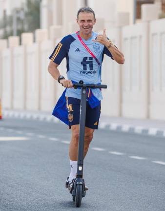 El entrenador de la selección española, Luis Enrique, llega en patinete eléctrico al entrenamiento. foto: efe