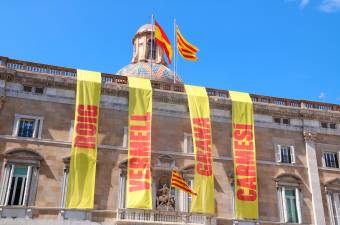 Les banderoles amb el motiu institucional de la Diada al Palau de la Generalitat. FOTO: ACN