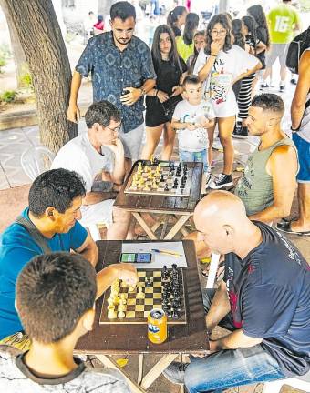 $!Vecinos disputando un torneo de ajedrez en las fiestas de Parc Riu Clar. Foto: Àngel Ullate