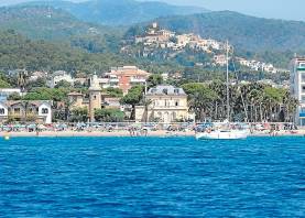 Playa de Coma-ruga con el pueblo histórico de Sant Vicenç de Calders al fondo. FOTO: Cedida