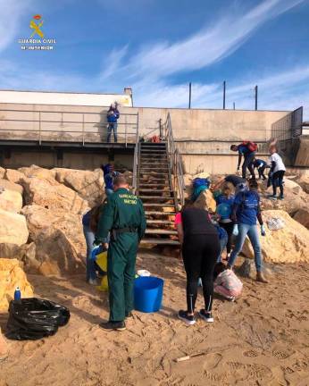 La Guardia Civil participa en una jornada para la limpieza de las playas de Tarragona