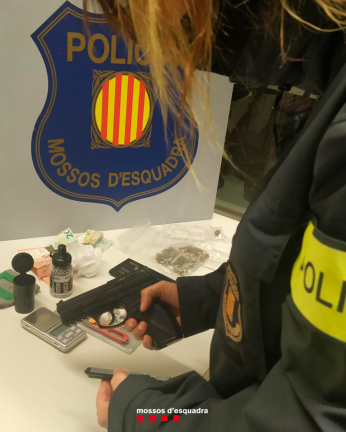 Drogas, un arma y básculas para pesar el material. Foto: Mossos d’Esquadra