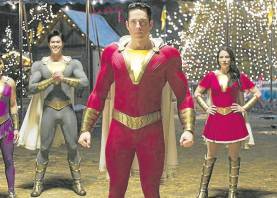 Zachary Levi (centro) encarna a Shazam, un personaje distinto a la mayoría de superhéroes. foto: warner bros.