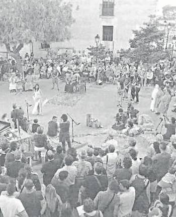 $!Imatge d’un edició del ball parlat a la plaça Major de Rodonyà. Foto: cedida