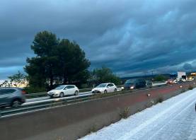 La autopista cubierta de una fina capa blanca provocada por la granizada de esta tarde. Foto: cedida