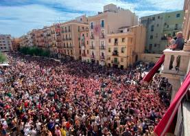 La Plaça de la Font abarrotada de gente durante los Pilars Caminant. Foto: Joel Medina