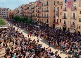 Els pilars caminant han causat una gran expectació a la Plaça de la Font. Foto: Joel Medina