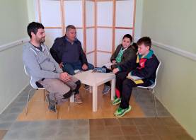 Dos alumnes de l’Escola Sant Ramon entrevistant dos pagesos. Foto: Cedida