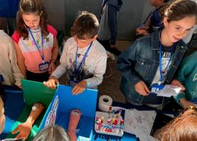 Els alumnes amb dos ‘braços’ per fer entendre el recorregut de la sang. Foto: Escola Pax
