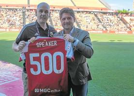 Rubén Bladé junto a Lluis Fàbregas y la camiseta conmemorativa de 500 partidos. Foto: Cedida