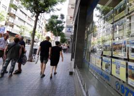 Escaparate de una inmobiliaria en Tarragona. Foto: Pere Ferré/DT