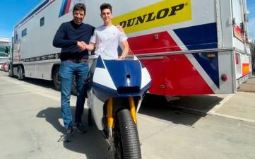 Eduardo Salvador y Alex Toledo, con la motocicleta Boscoscuro aún sin los logos serigrafiados de la temporada. foto: easyrace team