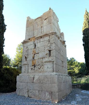 Uno de los sillares de la torre fue retirado por su inestabilidad tras la caída del rayo. foto: pere ferré