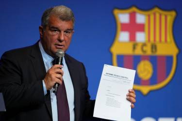 El presidente del FC Barcelona, Joan Laporta, durante la comparecencia que protagonizó el 17 de abril del pasado año para informar de los resultados de la investigación interna llevada a cabo por la entidad azulgrana en relación al caso Negreira. Foto: EFe