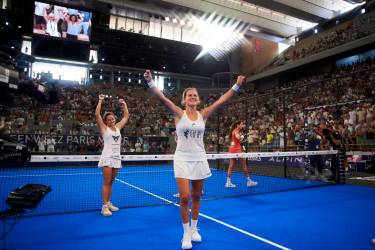 Ari Sánchez y Paula Josemaría celebran su título en Roland Garros 2023, de Premier Padel. Foto: Premier Padel