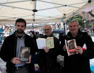 Los autores Ricard Garcia, Álex Saldaña y Antonio de la Orza, en la firma de libros. Foto: Àngel Ullateí
