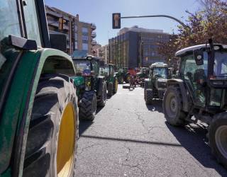 Numerosos tractores rodeando la rotonda: Foto Marc Bosch