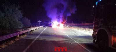 Un incendio destruye un coche tras sufrir un accidente en Santa Oliva