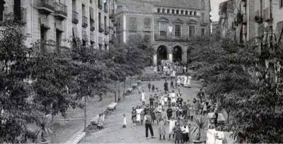 Una representació d’artistes ambulants a Falset, potser a la plaça de la Quartera, acabà amb una batalla campal entre el públic i els saltimbanquis. N’és l’origen de l’expressió. Fotos: Viquipèdia, AMC i cedides.