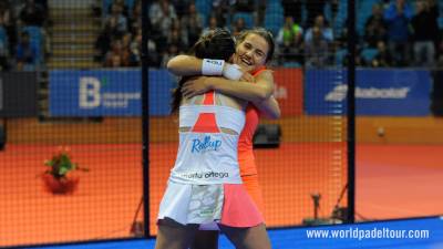 Ari Sánchez, abrazándose a Martita Ortega nada más ganar su semifinal. FOTO: WORLD PÁDEL TOUR